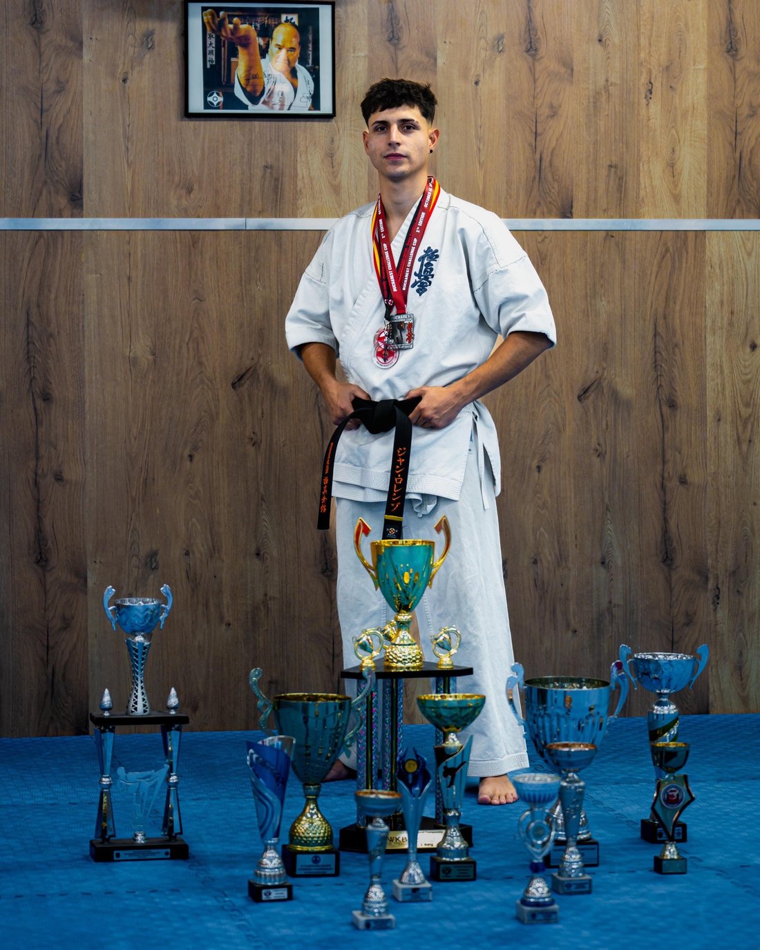 Jan Lorenzo, maestro de Karate Kyokushin en Striking Center BCN, con sus trofeos