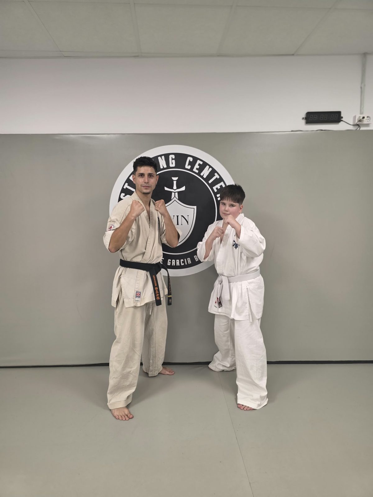 Sensei y alumno juvenil en posición de guardia de Kyokushin